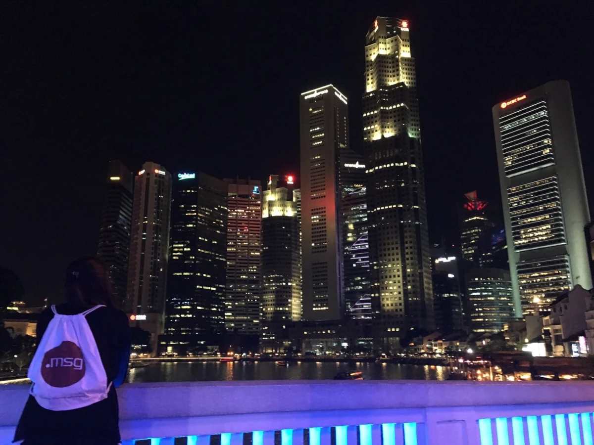 Ich vor der Skyline von Singapur, wo ich bei der msg global ein zweimonatiges Auslandspraktikum absolvieren durfte.