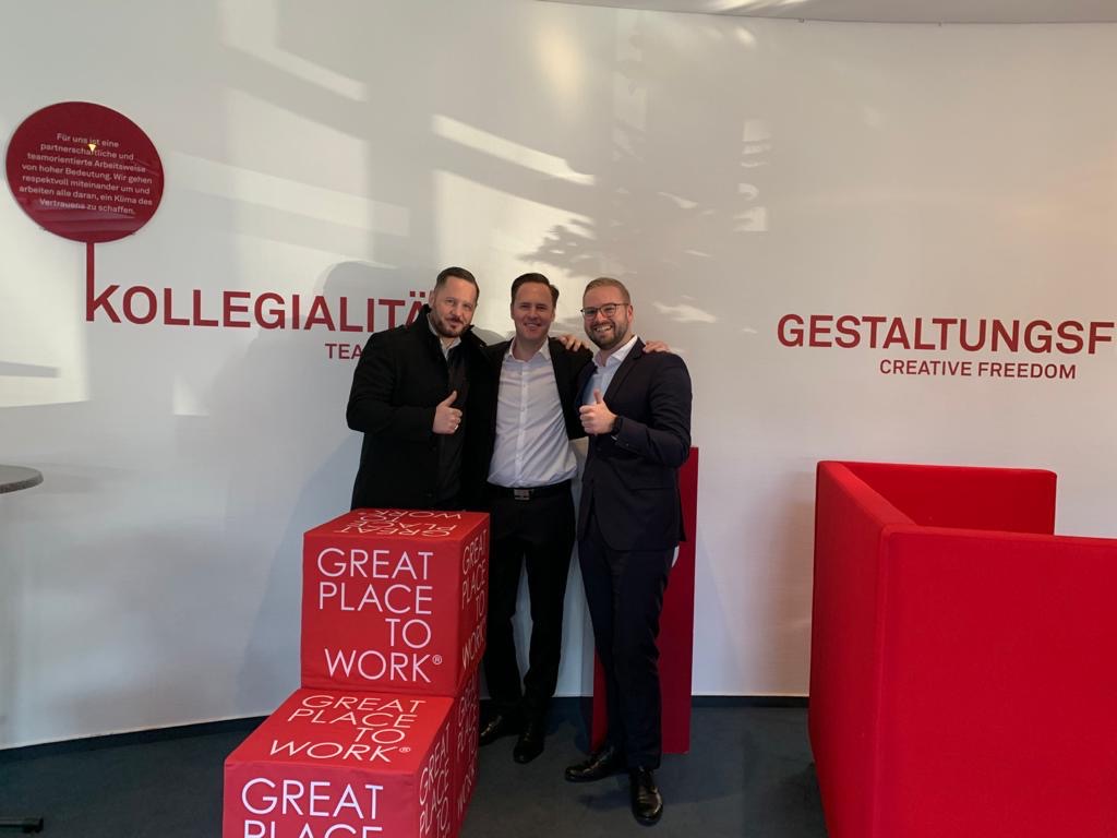 Stark im Bereich Versicherung: Andreas Stollenwerk (l.) und Florian Vennemann (r.) mit Mathias Conrad (m.) 2019 am Kölner msg-Standort