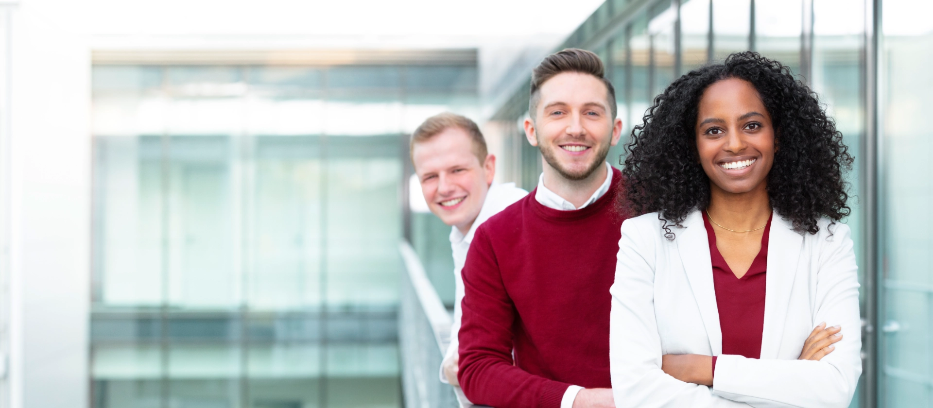Gemischte Gruppe dreier Nachwuchstalente auf dem Balkon oberhalb des msg-Innenhofs in Ismaning