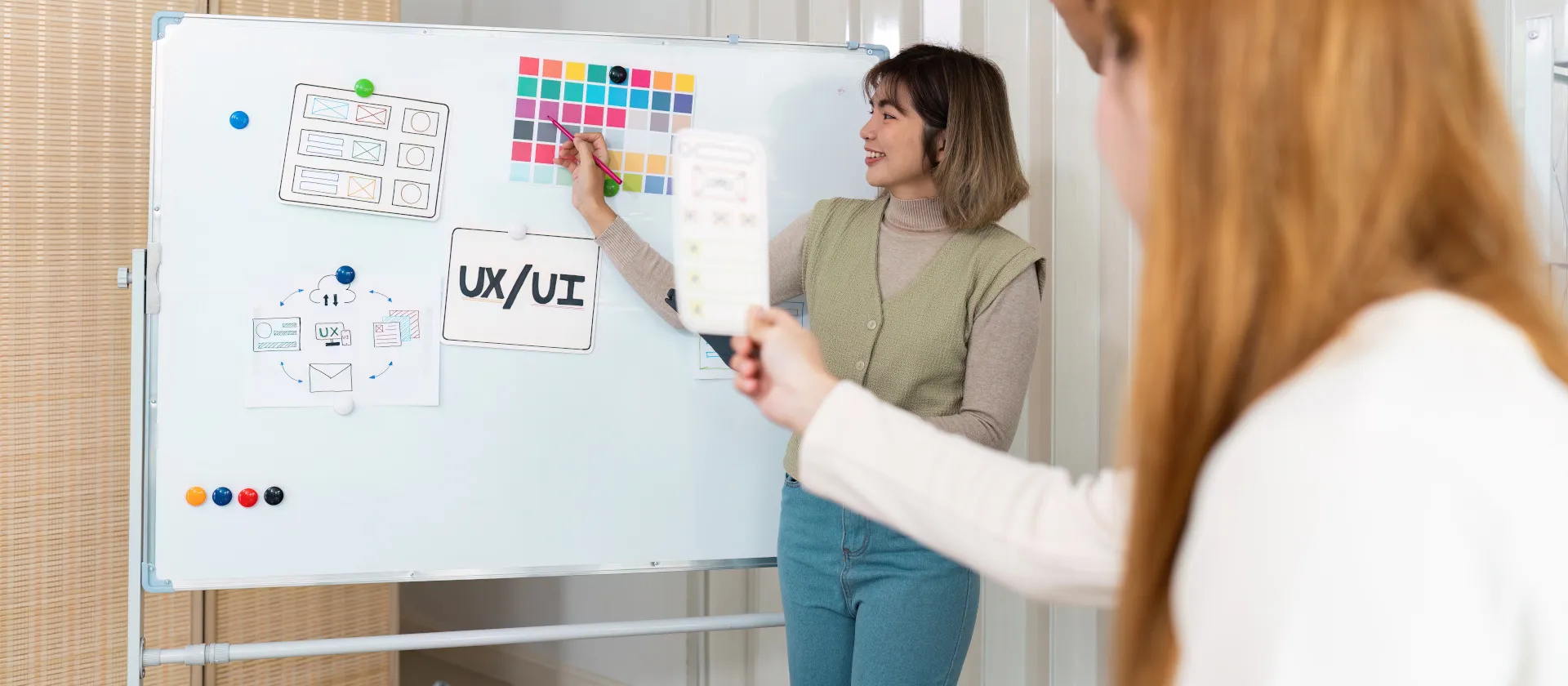 Eine msg-Trainerin erklärt MINT-Studierenden etwas zum Thema UX-Design 