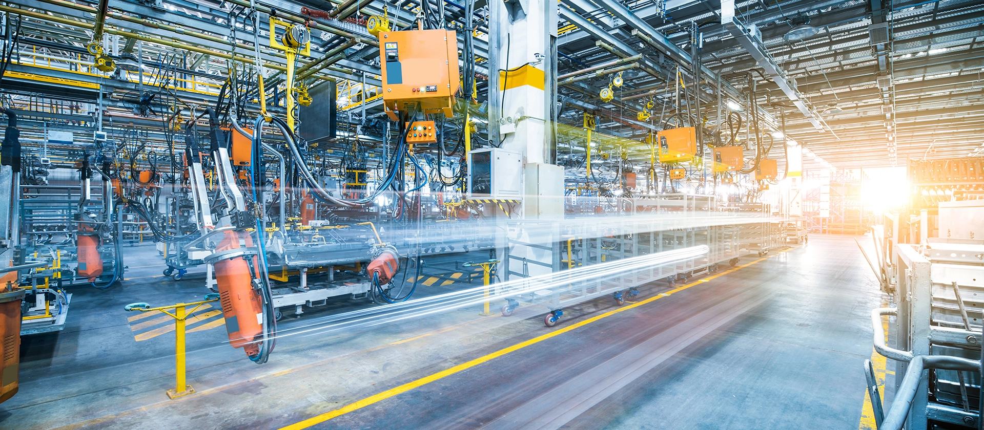 Schweißroboter in einer Autofabrik