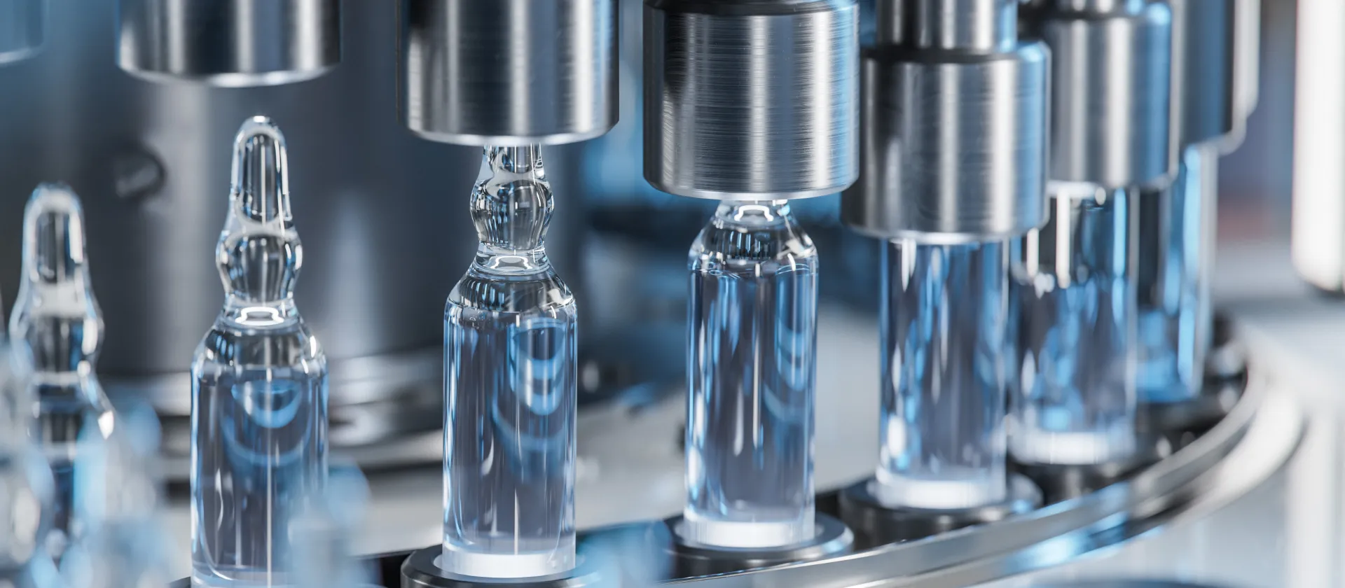 Ampullen mit Flüssigkeiten in einem Biotech- oder Pharma-Betrieb