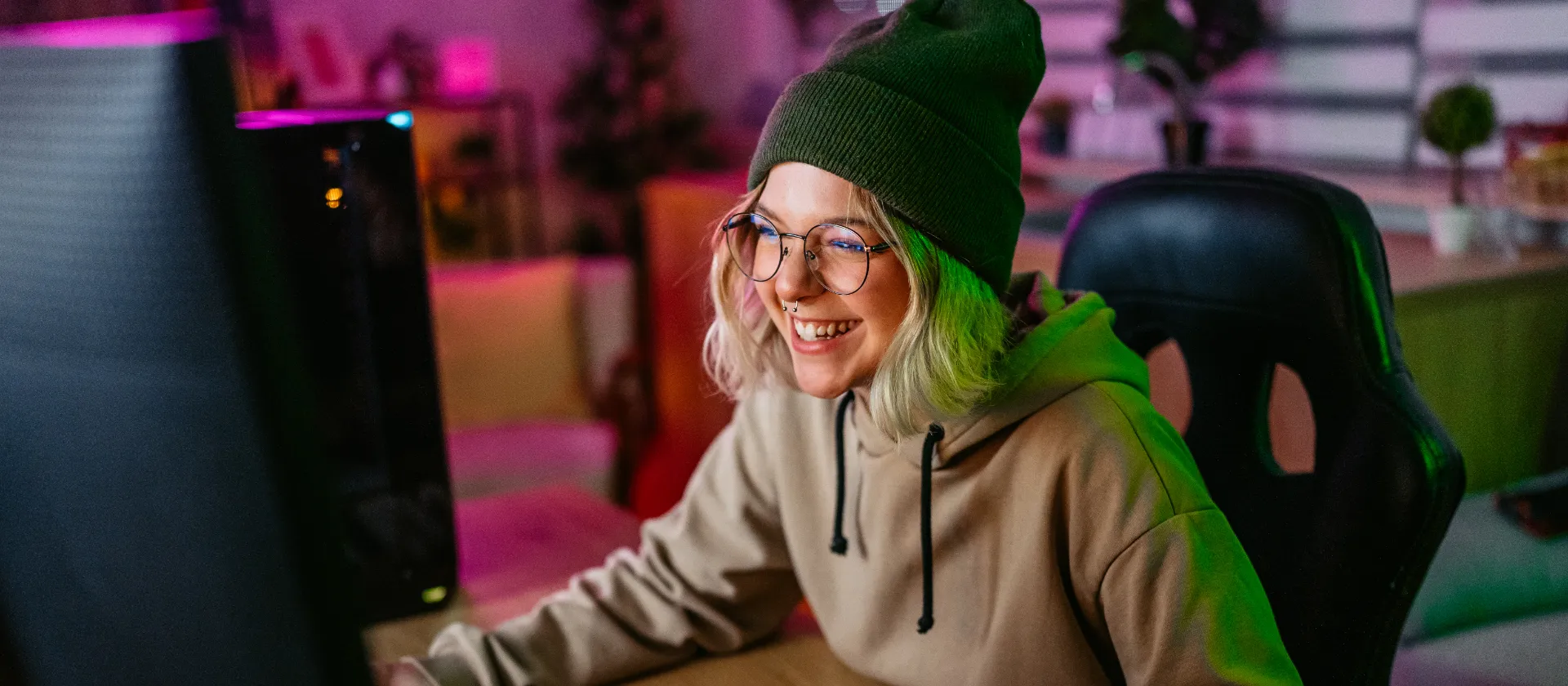 junge Fachinformatikerin freut sich an ihrem Rechner