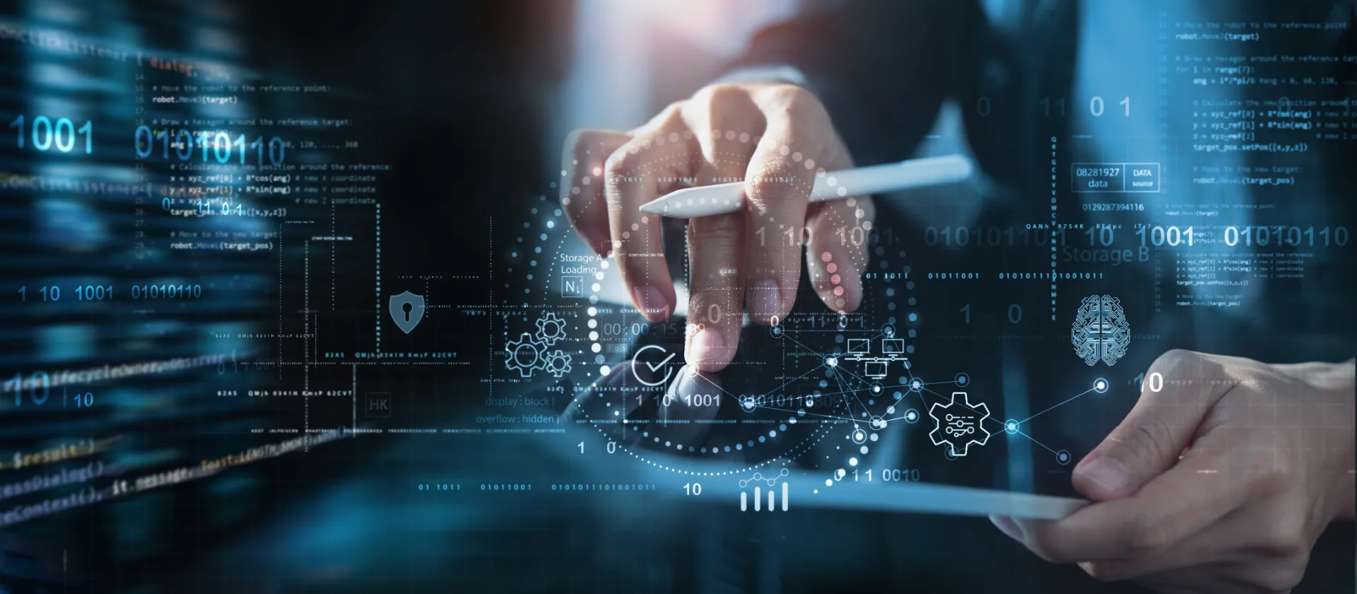 Digitale Benutzeroberfläche mit Programmcode, Binärzahlen und Sicherheits-Icons; eine Hand bedient ein Tablet – Symbolbild für IT-Sicherheit und komplexe SAP-Systeme.