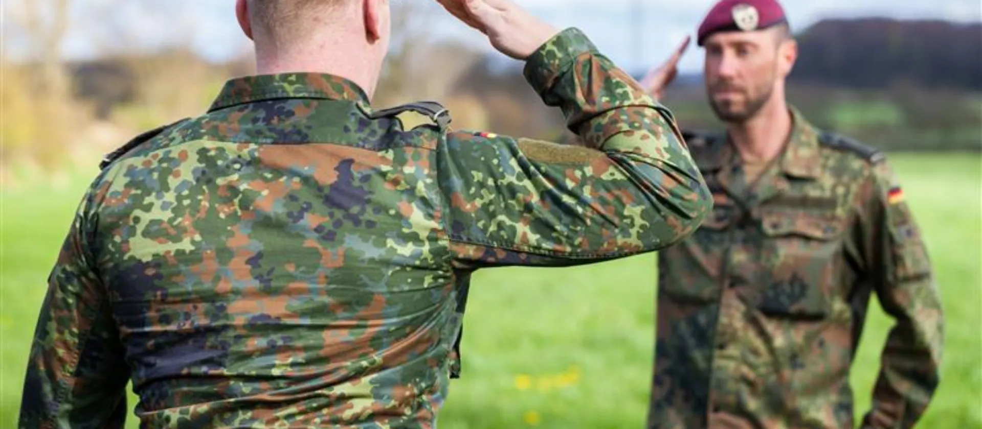 Soldaten grüßend (2)