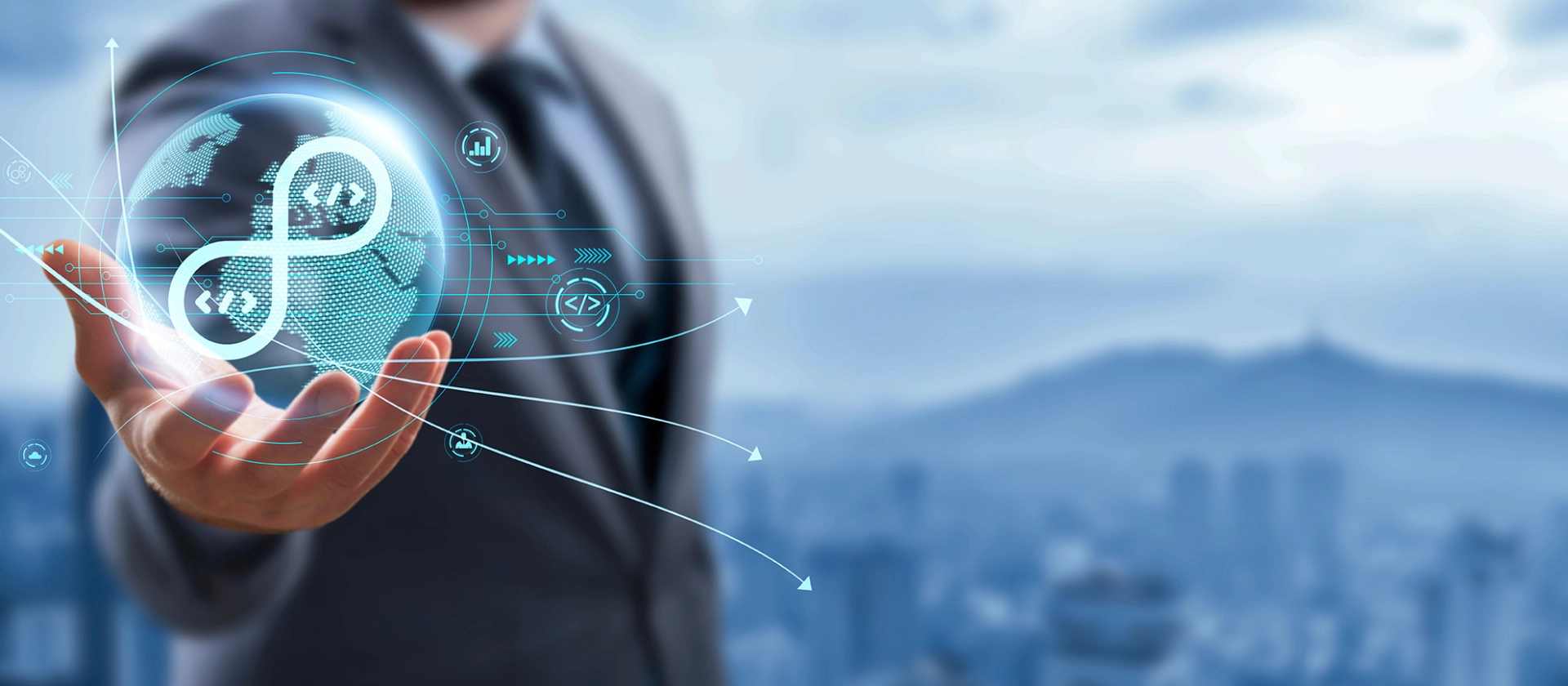 virtuelles DevOps Symbol wird von einem Business Mann gehalten