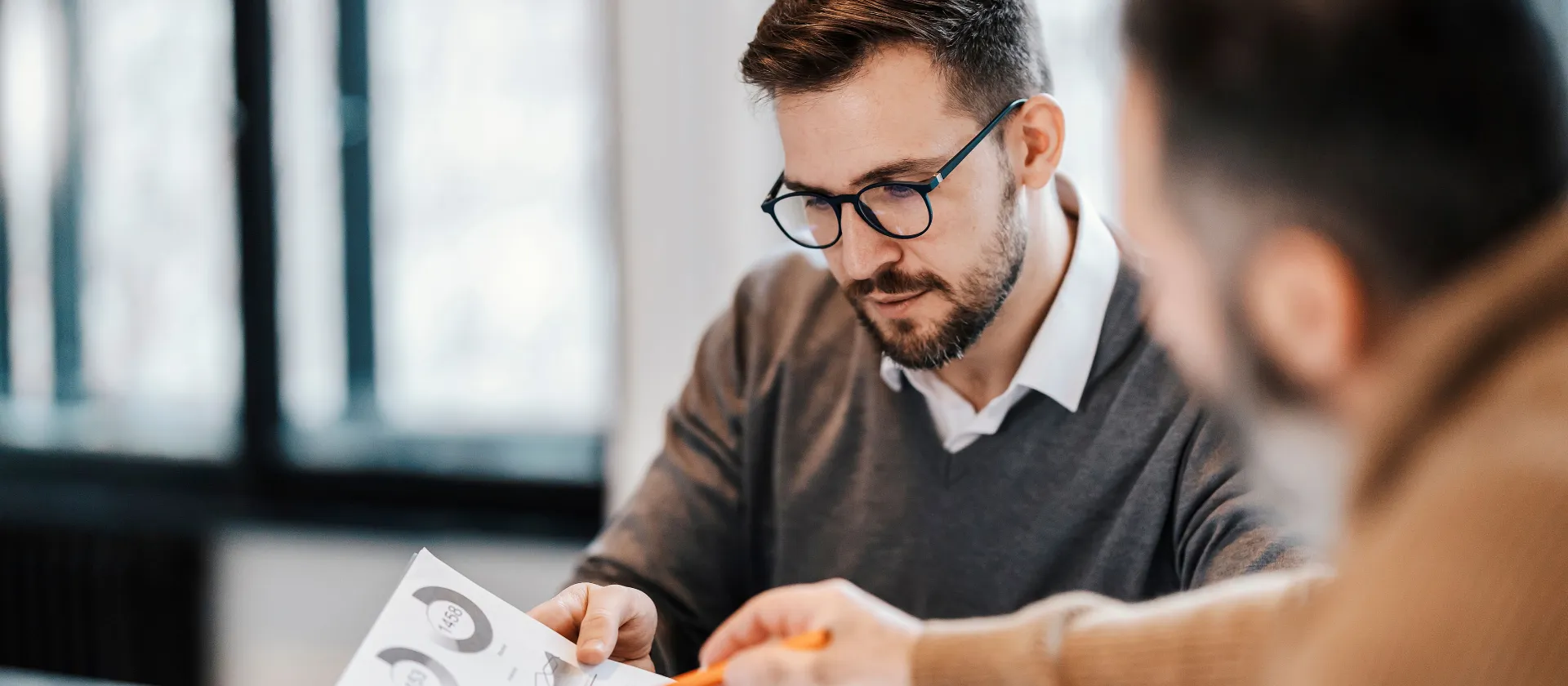 Strategie und Business Meeting Chart und Statistiken zwei Männer