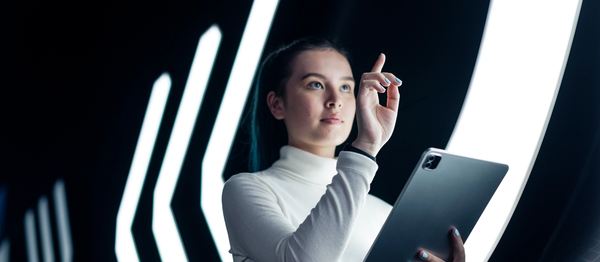 Frau in weißem Pullover und Tablet vor futuristischem Hintergrund