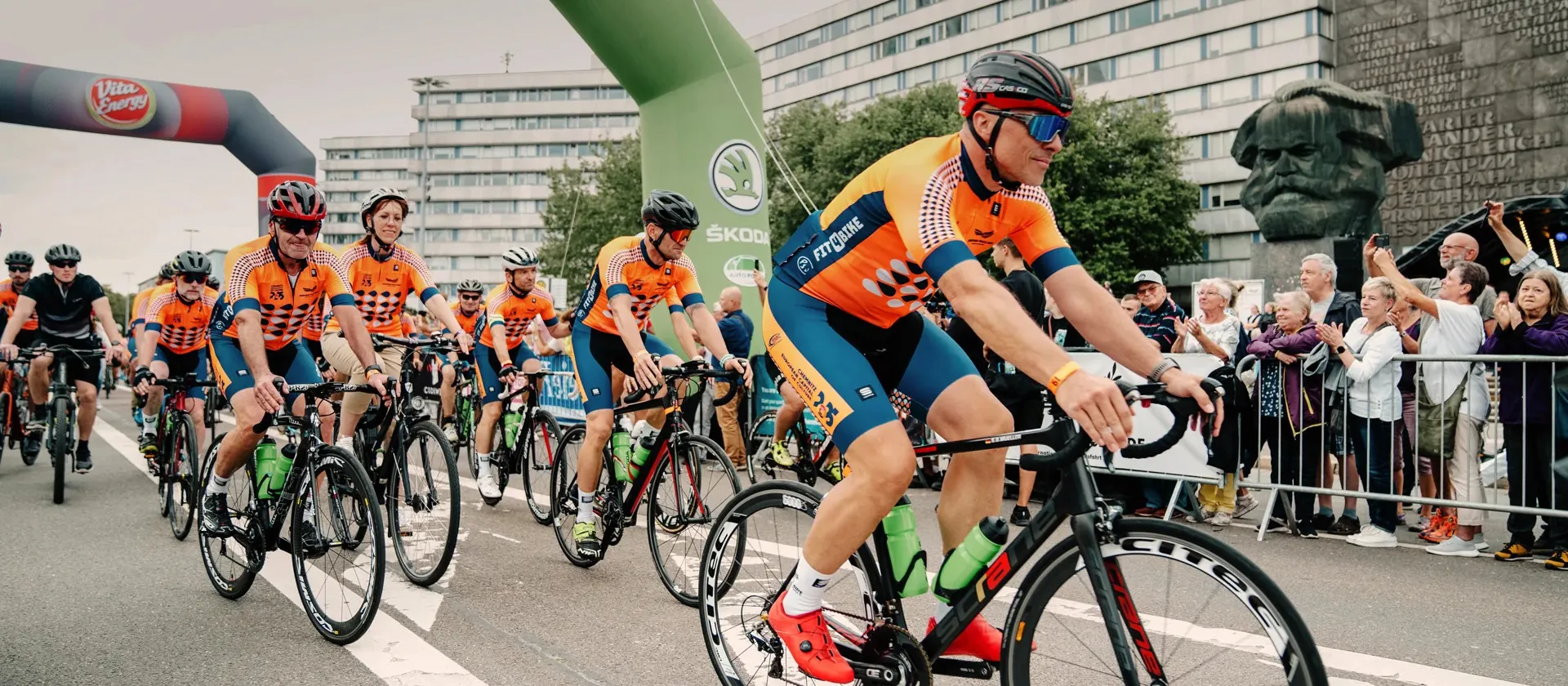 Mehrere Fahrradfahrer beim Zieleinlauf des European Peace Ride