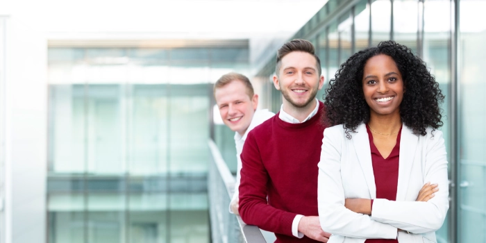 Gemischte Gruppe dreier Nachwuchstalente auf dem Balkon oberhalb des msg-Innenhofs in Ismaning