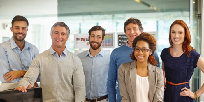 Gruppenbild mehrerer Kolleginnen und Kollegen aus dem Public Sector in ihrem Office