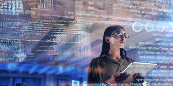 Freu mit Laptop und Codezeilen