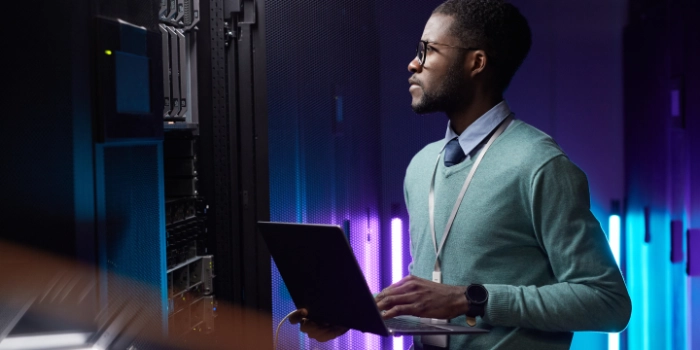 Eine Frau betrachtet stehend ihr Tablet, Thumbnail für msg digital services