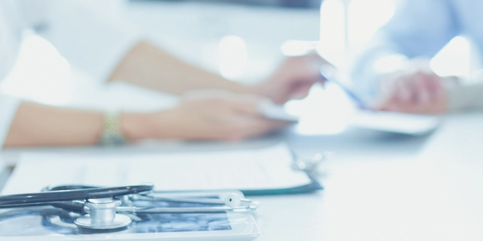 Besprechung von medizinischem Personal in einem hellen Raum, Thumbnail für die Branche Healthcare