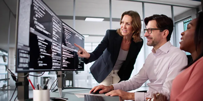 Vielfältiges Coding-Team, das an der Softwareentwicklung mitarbeitet 