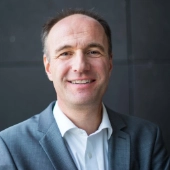 Bernd Endras Porträtfoto im Hochformat