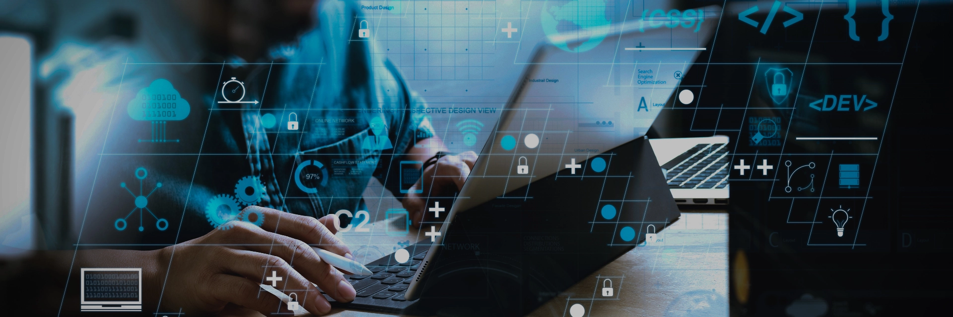 Symbolbild Entwicklung - Hände auf Laptoptastatur