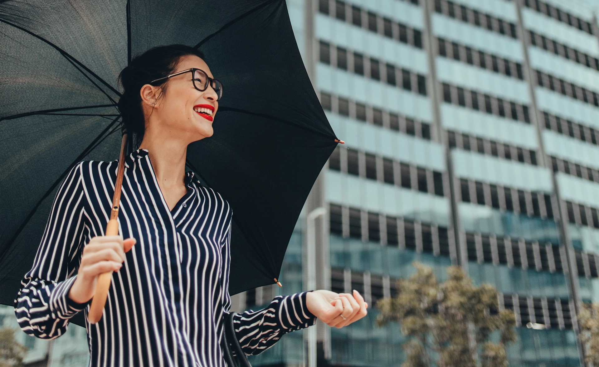 Businesswoman mit Regenschirm