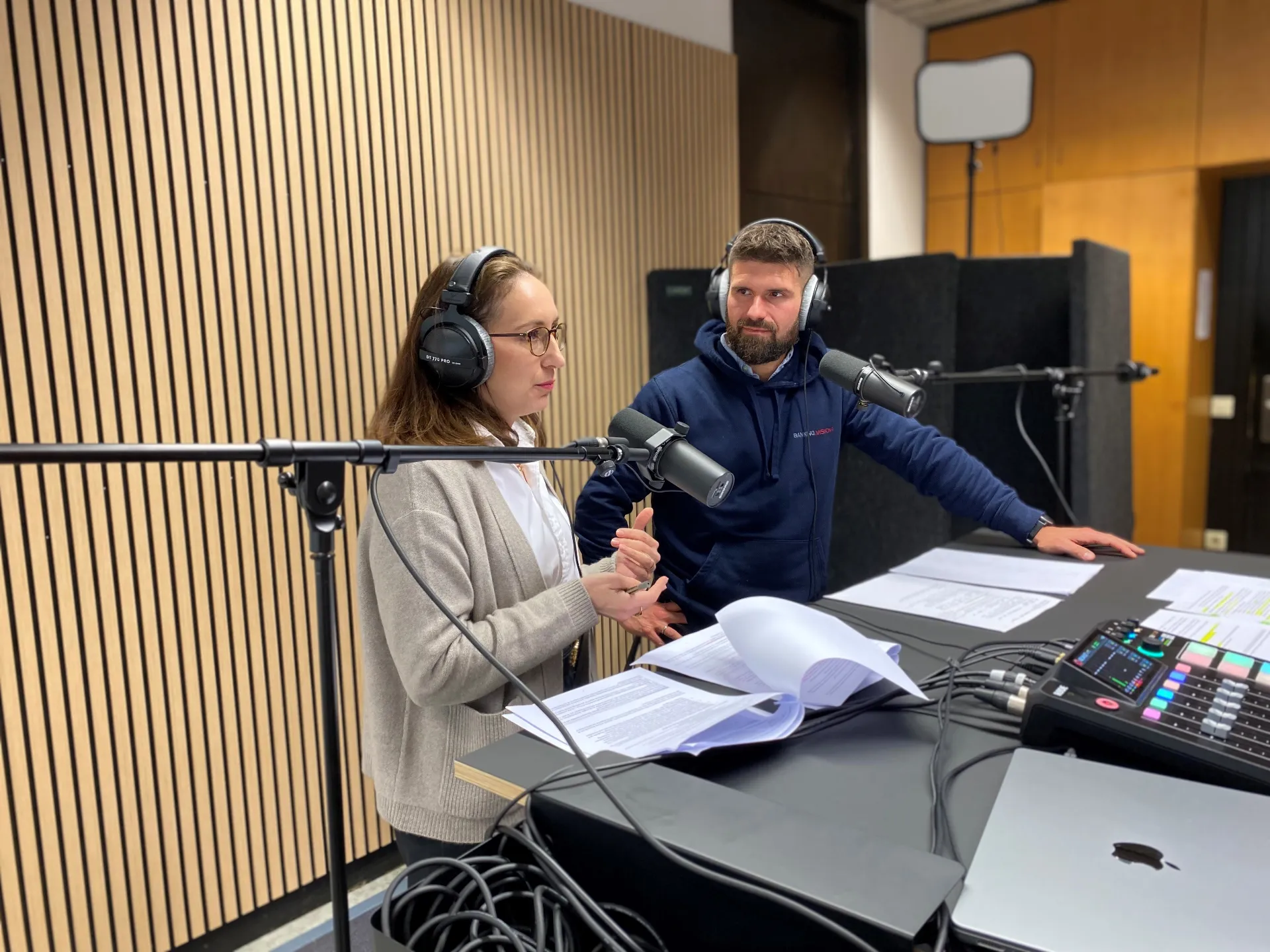 Annemarie von Weihe und Sebastian Bader bei der Podcast Aufnahme.