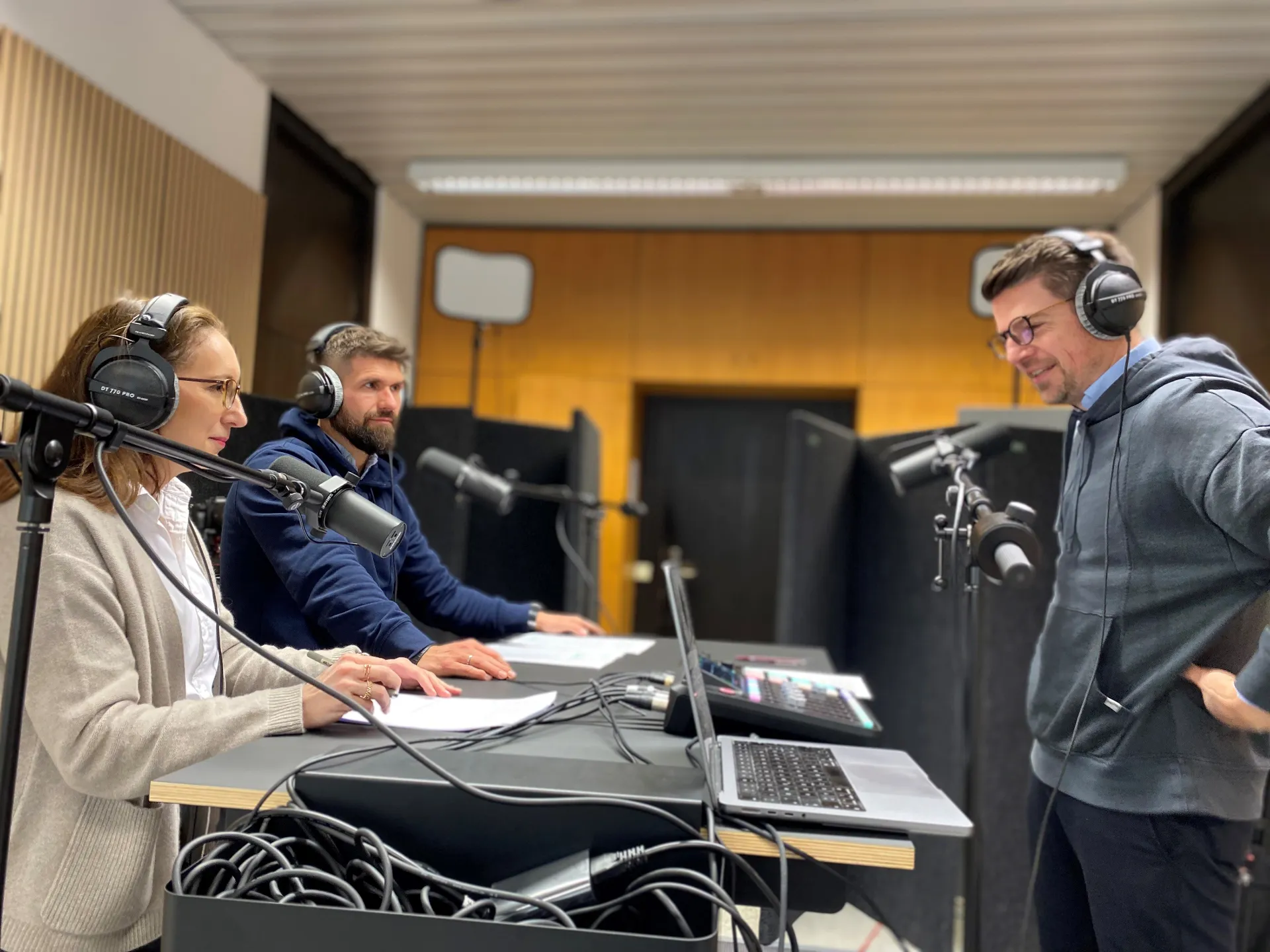 Annemarie von Weihe, Sebastian Bader und Moderator Dr. Lukas Kagerbauer bei der Podcast Aufnahme.