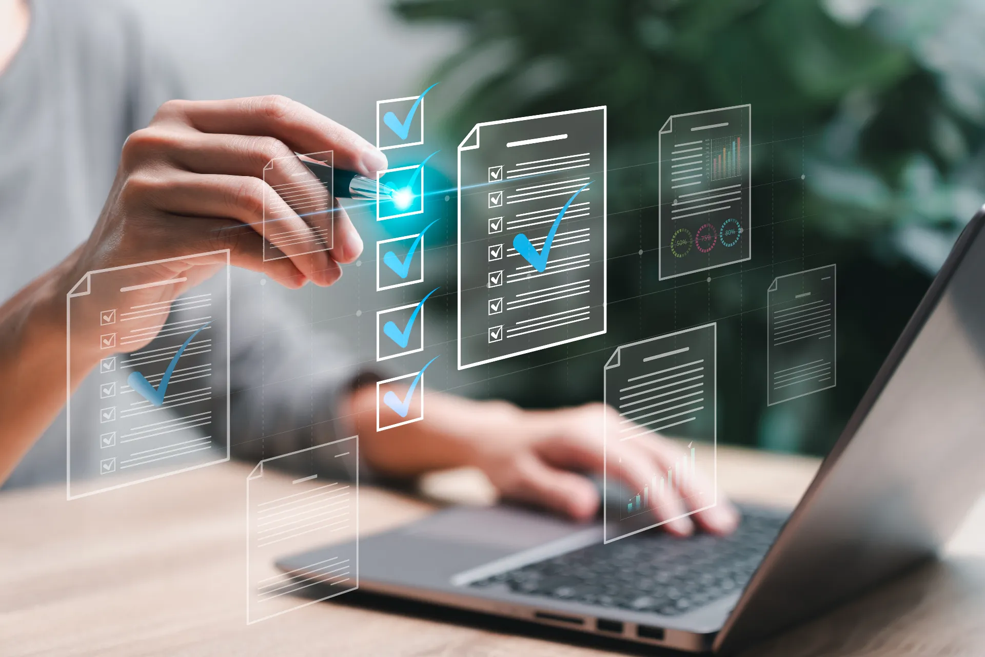 Digitale Checklisten und Dokumente mit Häkchen erscheinen über einem Laptop, symbolisieren Compliance, Validierung, Risikomanagement und Informationssicherheit in regulierten Branchen.