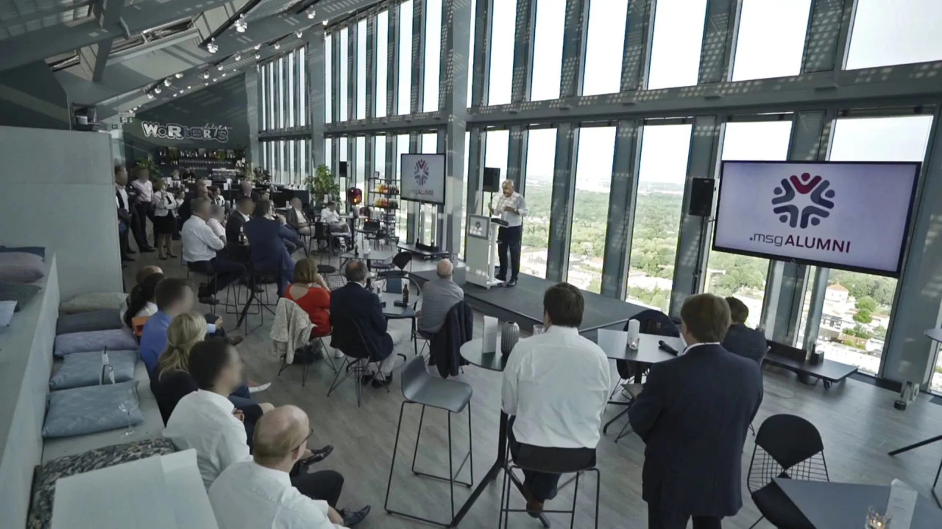 Hans Zehetmaier bei der Eröffnungsrede des Alumni-Kickoff-Events in den Design Towers München