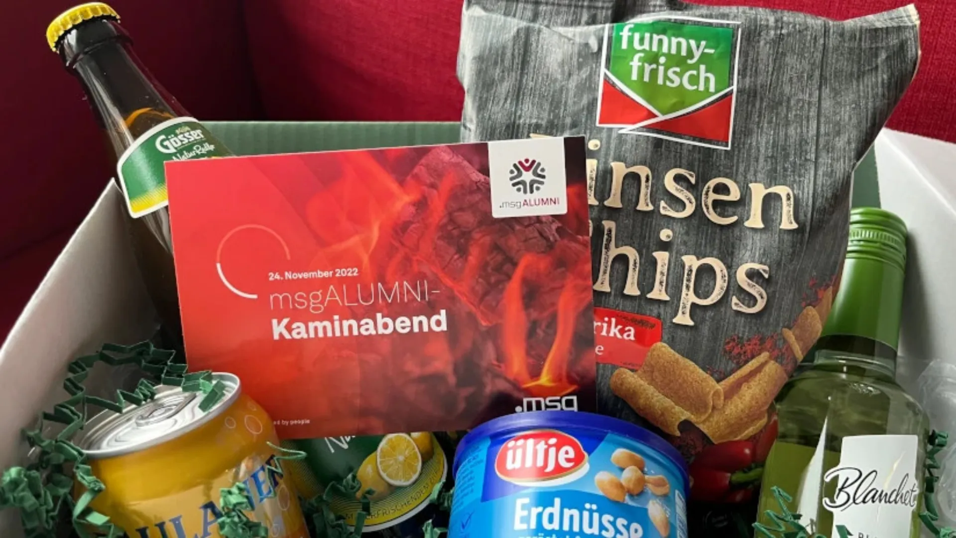 Fresskorb für alle Teilnehmenden des virtuellen Alumni-Events mit Chips, Bier, Grußkarte und Erdnüssen