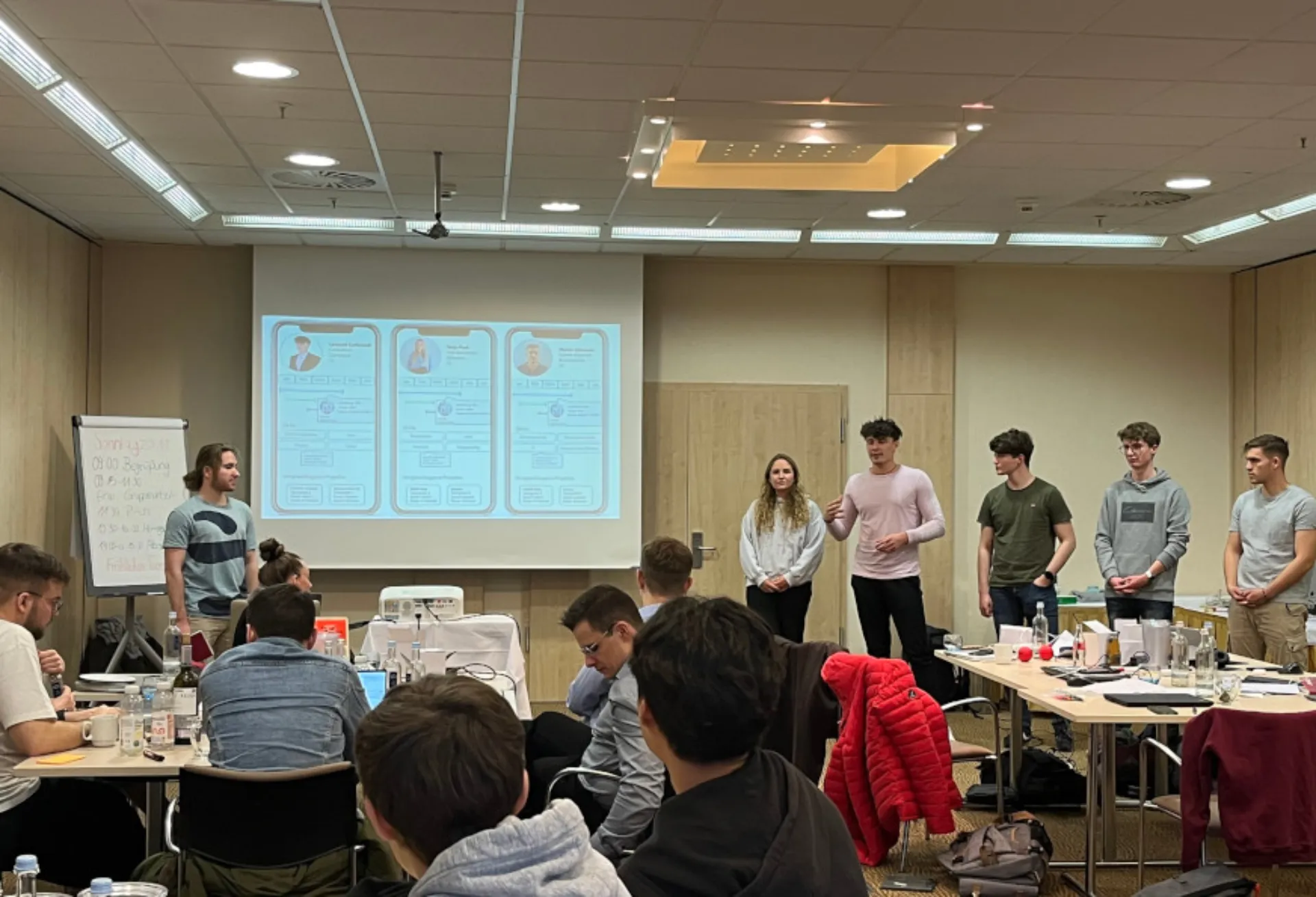 Studierende Teilnehmende beim Hackathon Code & Create präsentieren das Ergebnis ihrer Gruppenarbeit in einem Pitch
