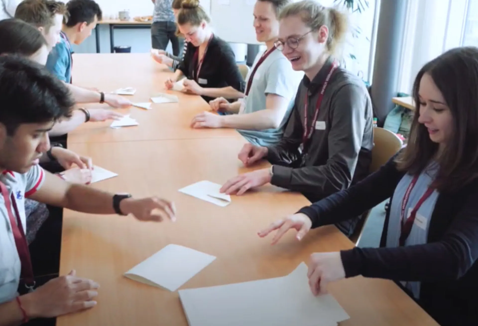 Studierende Teilnehmende des Kanban-Trainings bei einer auflockernden Übung zu Beginn des Workshops