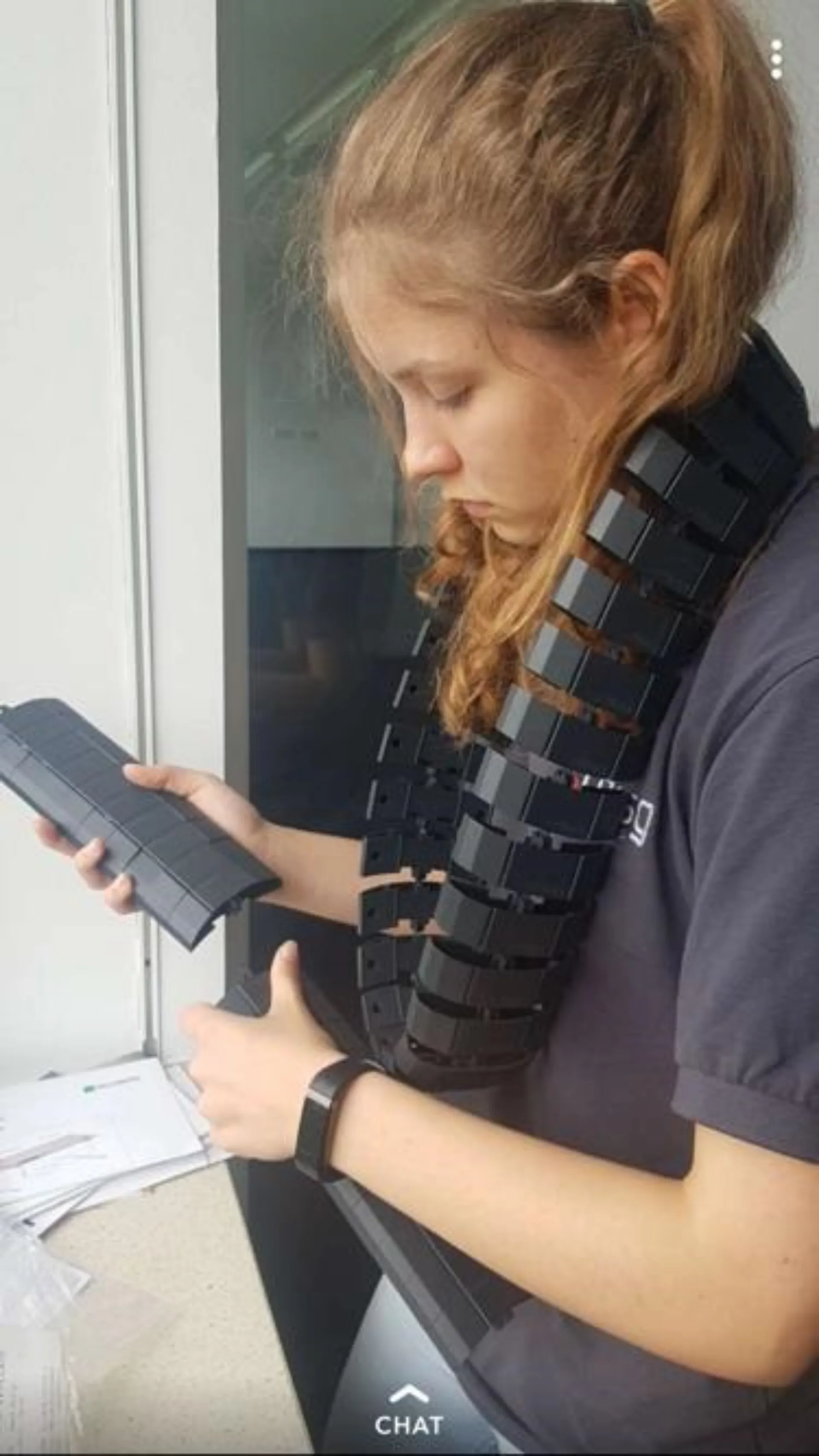 Laura Martini verkabelt einen Bürotisch