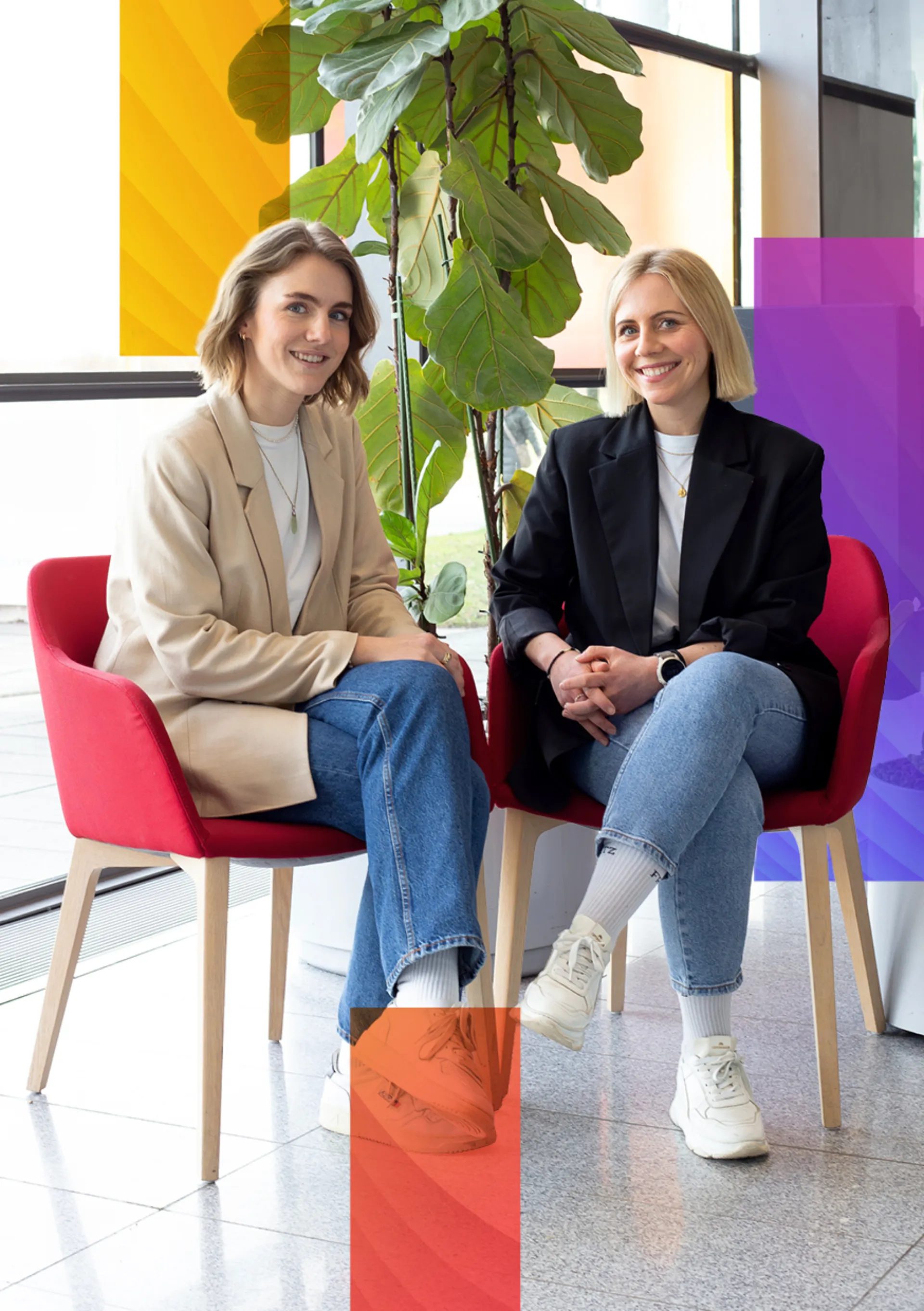 Verena Ambros und Lena Gotzler sitzend