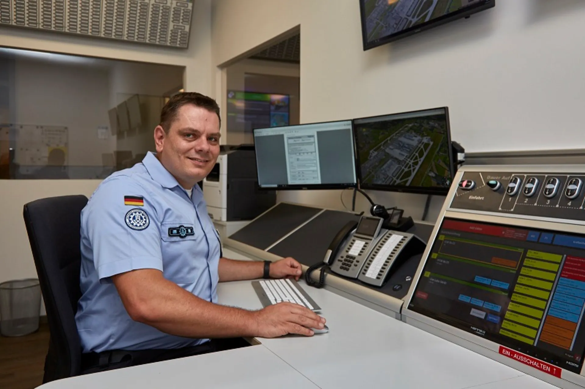 Marco Eisenmann in der THW-Leitstelle