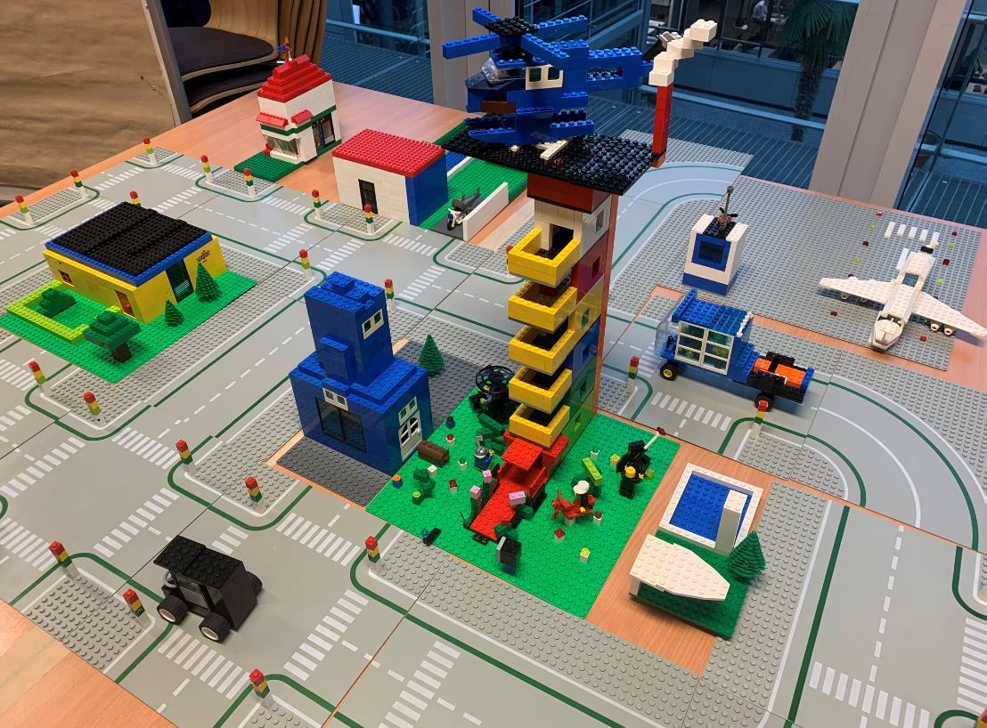 In unseren Scrum-Workshops unterstütze ich als Trainer & Coach Studierende beim Bau ihrer LEGO-City