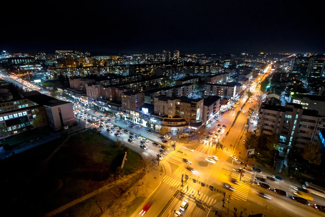 Prishtina – die Hauptstadt des Kosovo & meine Geburtsstadt – bei Nacht